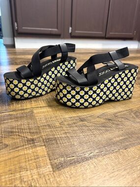 Rocket Dog Black Platform Sandals with Daisy Print